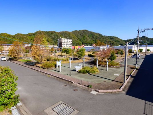 緑豊かな施設の外観