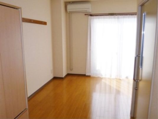 明るい居室の一角