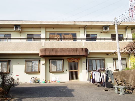 暖色の建物の外観