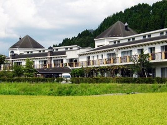 田園に建つ施設外観  