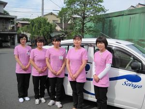 送迎車前のスタッフ  