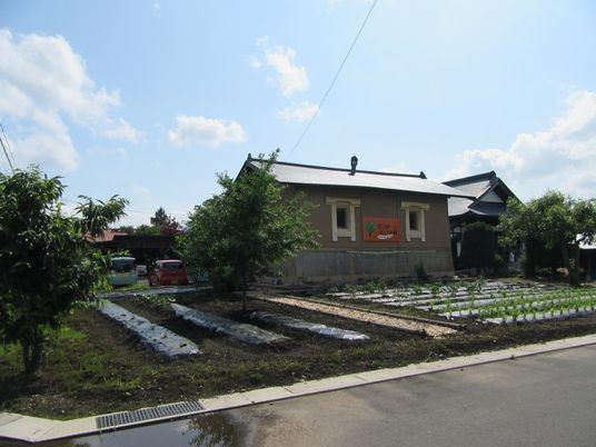 施設の庭  