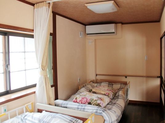 明るい居室のベッド  