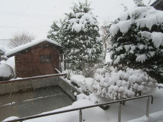 雪景色の中庭  