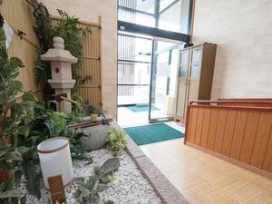 落ち着いた雰囲気のエントランス