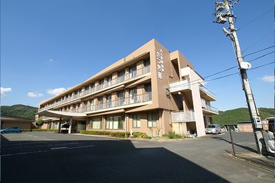 青空に映える建物の外観