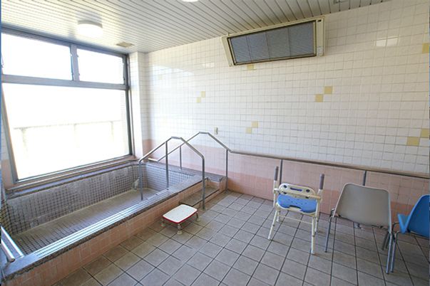 浴槽と設備の室内