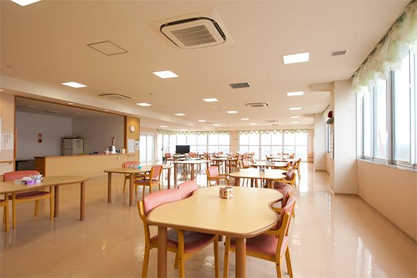 明るい食事スペース