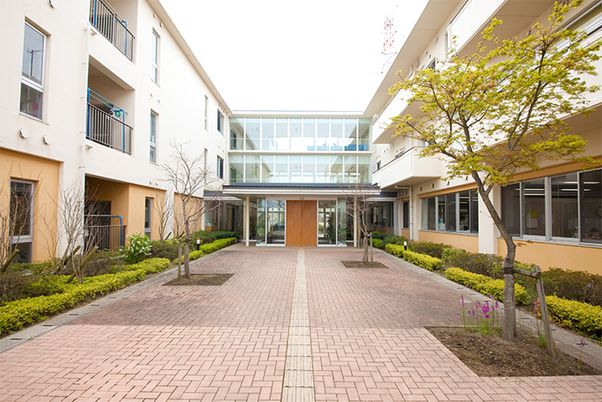 広々とした中庭  