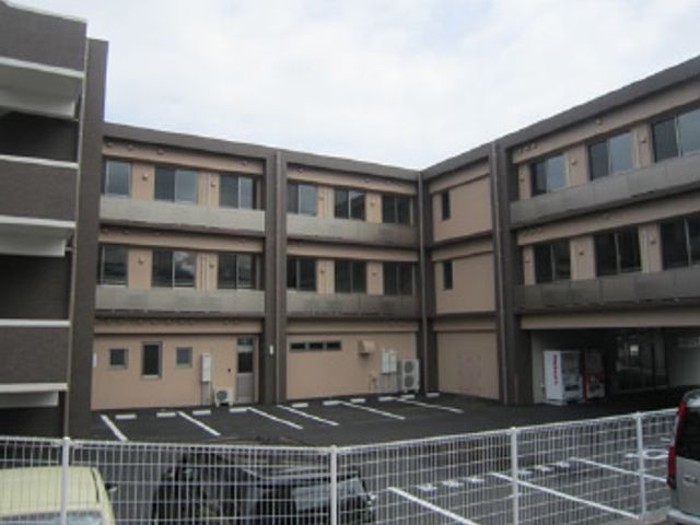 快適な居住空間の外観 外観 清潔感のある外観です。広々とした駐車場が完備されており、訪問時の利便性を考慮しています。