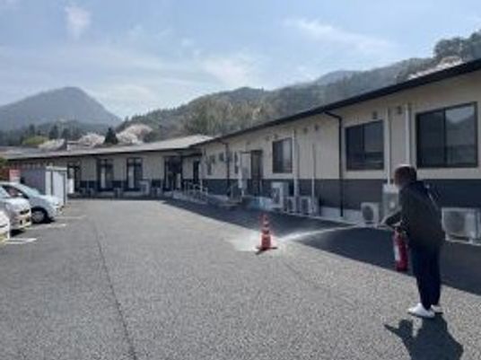外観の駐車場と建物  