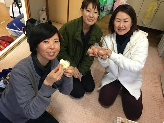 笑顔の職員3人と食材  
