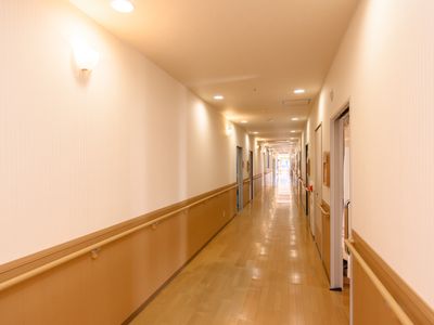 廊下の明るく清潔な風景