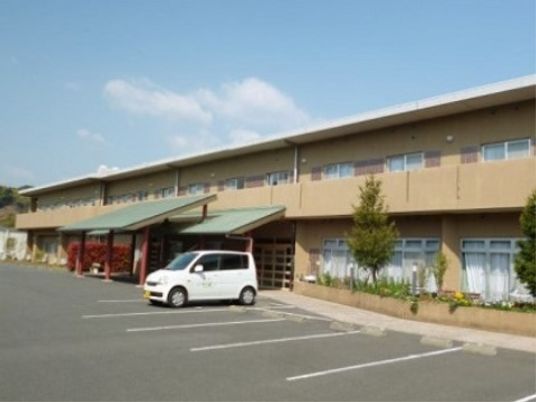 広々駐車場のある建物正面
