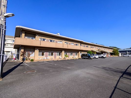 広々とした建物の外観