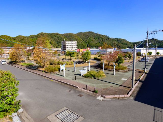 緑豊かな外観 自然に囲まれた環境ですので、心地よい散歩や新鮮な空気をお楽しみいただけます。