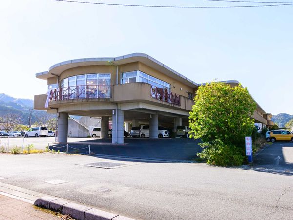 開放感のある建物エントランス
