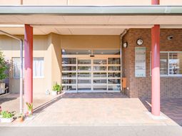 明るいエントランスの外観