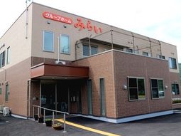 外観の明るい建物