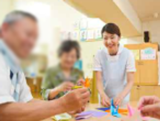 笑顔の職員と利用者