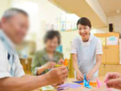 笑顔の職員と利用者