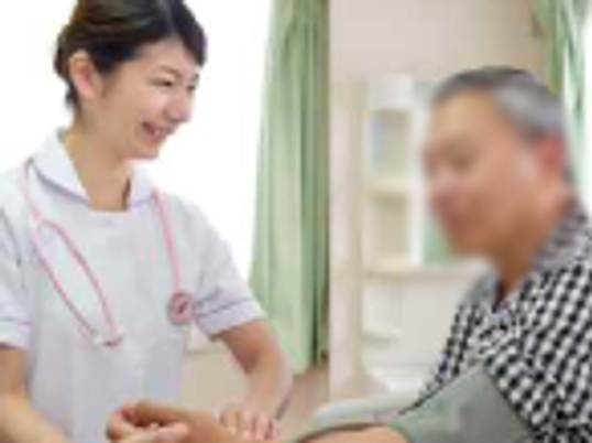 血圧を測る看護師