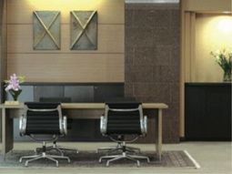 落ち着いた待合室