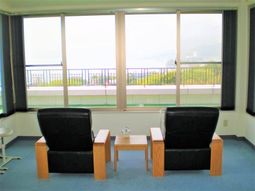 明るいリビングの一角