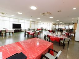 広々した明るい食堂空間