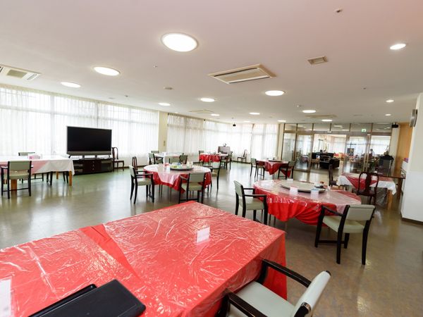 広々した明るい食堂空間