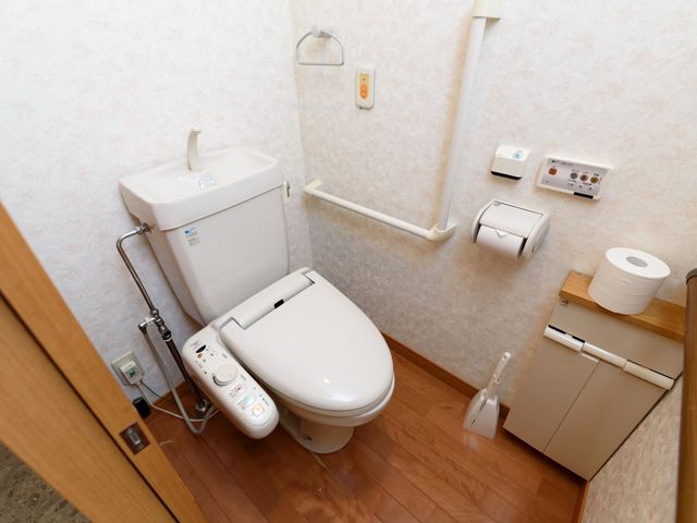 バリアフリートイレ トイレ ゆとりのある安全設計のトイレです。手すり付きで、安心してご利用いただける環境が整っています。