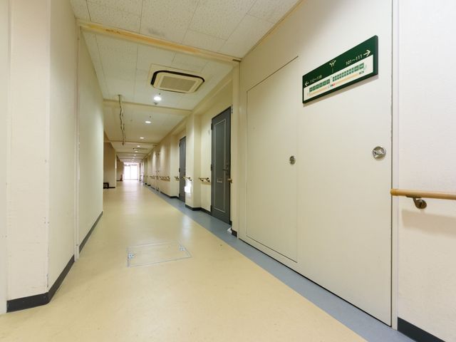 清潔で広い施設廊下 共用廊下 明るく清潔感のある廊下は、ゆったりと歩ける空間となっており、安全な手すりも完備しています。