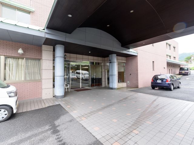 広々とした明るいエントランス 出入口 ゆったりとした開放感のあるエントランスです。働く方々にも訪れる方々にも快適な空間を提供しています。
