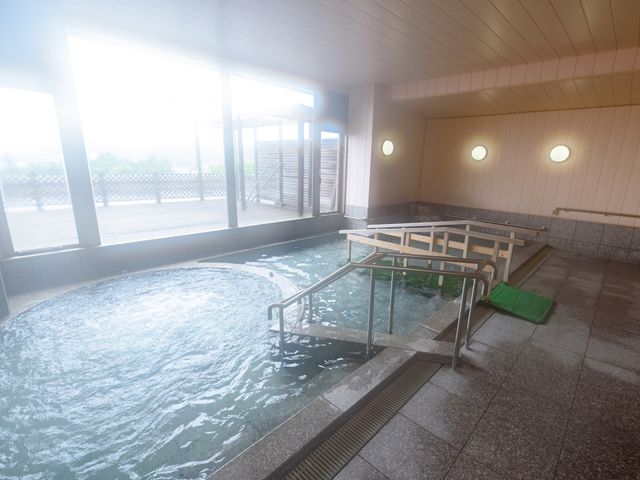 広々とした明るい浴室 浴室 ゆったりとした造りで、明るく落ち着いた雰囲気の浴室です。リラックスしながら日々の疲れを癒す時間を提供します。