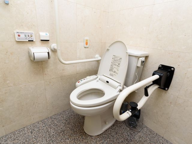 バリアフリートイレ設備 トイレ 安全かつ快適なサポート機能が整った洗練されたトイレです。手すりやウォシュレットがあり、快適にご利用いただけます。