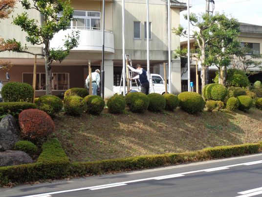 建物前で整備作業をする庭先  