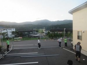 屋外駐車場で運動する様子  