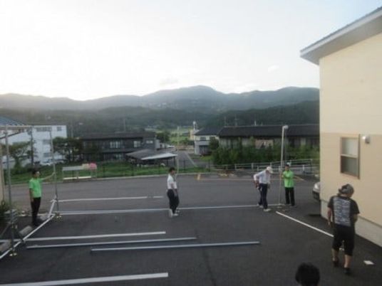 屋外駐車場で運動する様子  