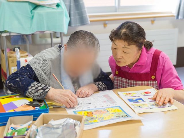 作業中のテーブル リビング 広いテーブルで、スタッフと一緒に作業を楽しんでいます。リラックスした明るい環境です。