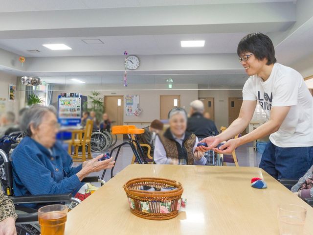活動中の広間 ラウンジ 広々とした空間で、利用者が交流しながら活動できる明るいスペースです。