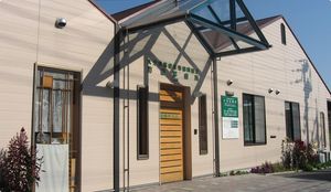 入口と看板がある建物