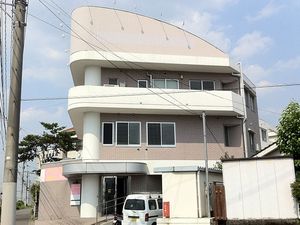 曲線的な外観の建物  