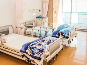 明るい居室のベッド  