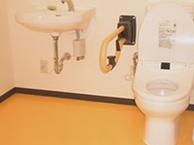 手すり付きの清潔なトイレ トイレ   車椅子の方でも使いやすいよう、手すりが設置された清潔な設備です。快適に利用できます。