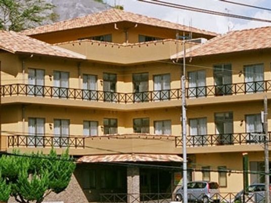 暖色系の屋根が特徴の建物