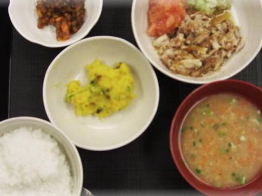 彩り豊かな食事の様子
