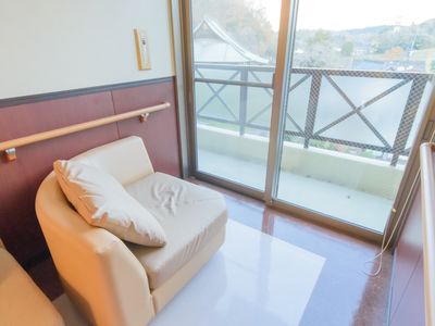 明るい居室の一角