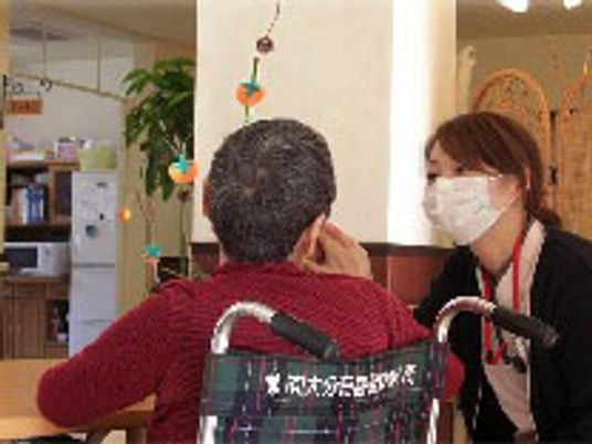 会話するスタッフと利用者