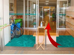 消毒台のあるエントランス  