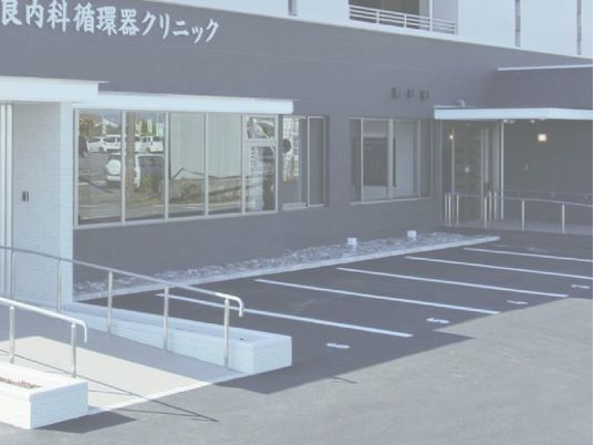 建物前の駐車場外観  